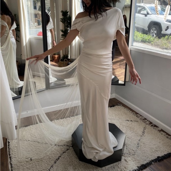 🎄CYBER MONDAY SALE🎄Cortana Rouge Dress - Picture 4 of 4